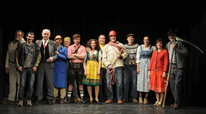 Die Piefke Saga - Gruppenfoto im Kostüm im Theatersaal von Gossensaß
