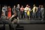 Die Piefke Saga - Gruppenfoto im Kostüm im Theatersaal von Gossensaß